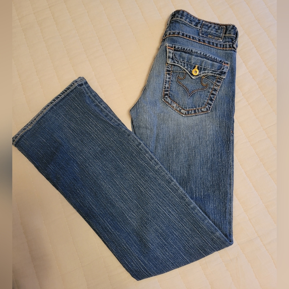 BIG STAR JEANS Womens Size 29R Medium blue denim with cream and gold stitching.